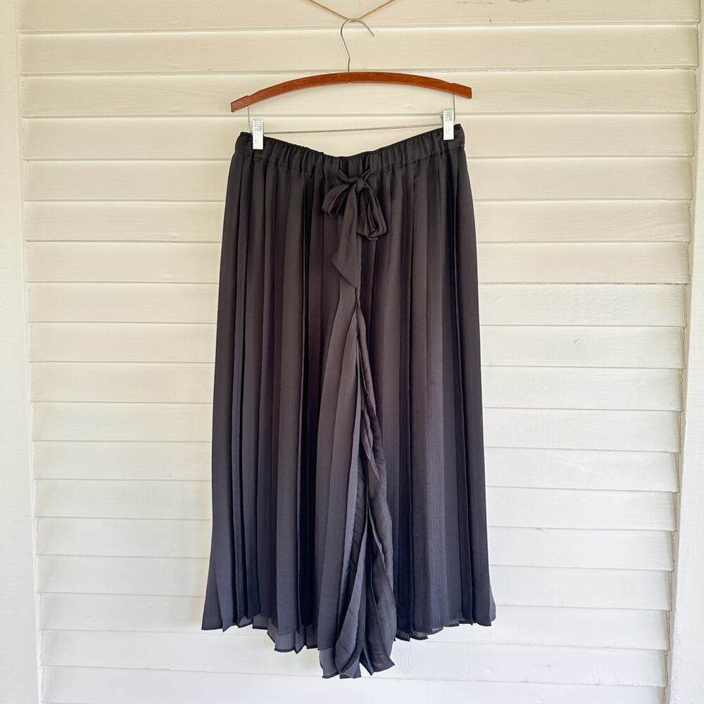 Feather Bone Women's Black Pleated Cropped Pants EUC Small